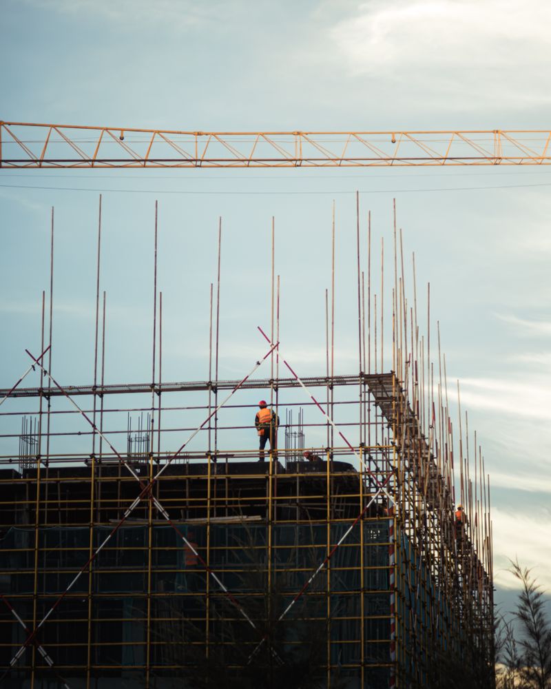 Șantier de construcții cu schelă și macara în Iași